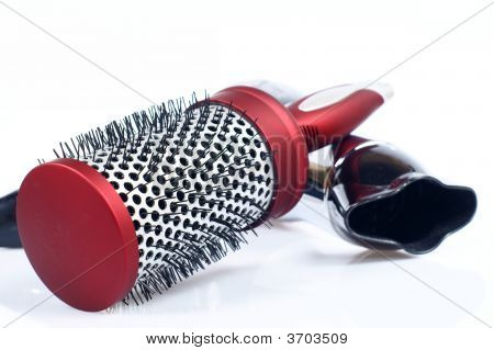 Rosso tondo pettine e phon isolato su un bianco