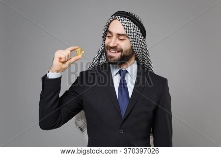 Smiling Young Bearded Arabian Muslim Businessman In Keffiyeh Kafiya Ring Igal Agal Classic Suit Isol