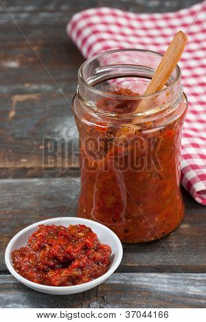 Ajvar, chutné pečené papriky a lilek misky