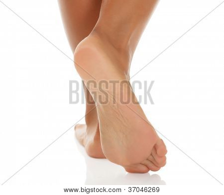 Piedi femminili isolate on white background