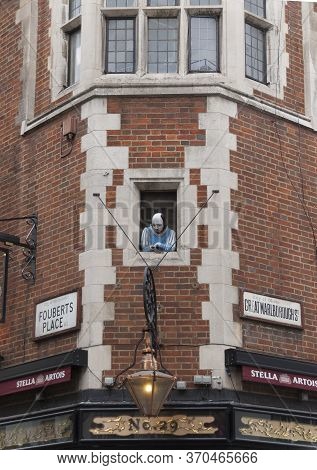 London, Uk - October 13, 2009 - Bust Of William Shakespear On The Facade Of Shakespear's Head Pub In