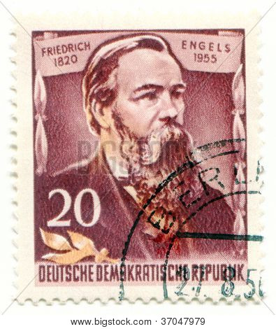 เยอรมนี - เซอร์กา 1955: แสตมป์เยอรมันตะวันออก พิมพ์แสดงฟรีดริช Engels เซอร์กา 1955