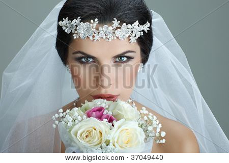 Portrait of beautiful Bride. Brautkleid. Hochzeitsdekoration