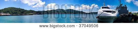 ซีสเคปทิวทัศน์เขตร้อนมองจากท่าเรือที่เกาะ Beigan มัตสึ ไต้หวัน