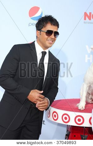 LOS ANGELES - 16 de setembro: Luis Fonsi chega em 2012 ALMA Awards no Pasadena Civic Auditorium no Se