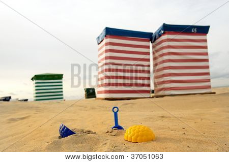 Stribet beach chair og legetøj på ø Borkum