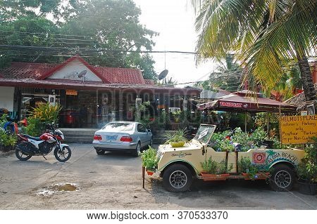 Bohol, Ph - Sept 1 - Helmuts Place Bar And Restaurant Facade On September 1, 2015 In Alona Beach, Pa
