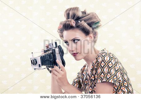 Nainen holing vintage 4 x 6 filmikameralla, haku kautta etsin.