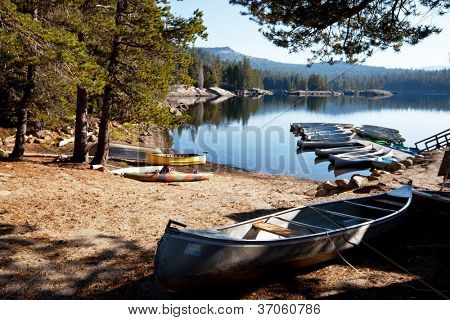båd på søen i Sierra Nevada, Californien
