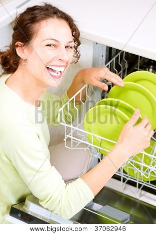 Spülmaschine. Junge Frau in der Küche, die Hausarbeit. Wash-up