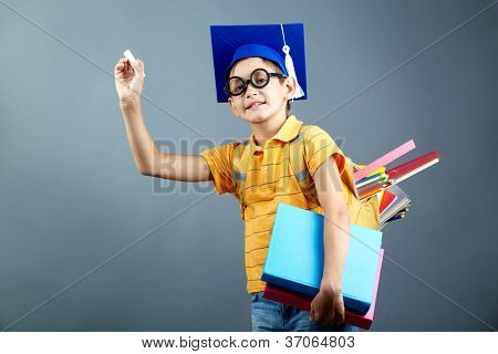 Portret van gelukkig schoolkid met Pakketbronnen, rugzak en boeken