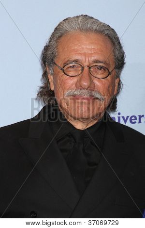 PASADENA - září 16: Edward James Olmos v tiskové místnosti během 2012 NCLR ALMA Awards v Pasadena