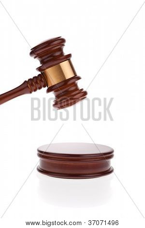 法官或拍卖锤锤。孤立的白色背景。