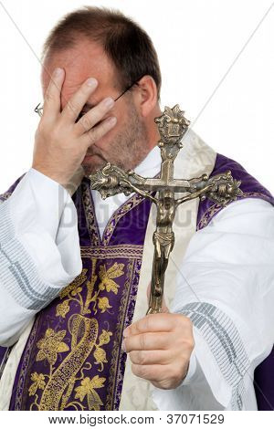 katolický kněz je zoufalý