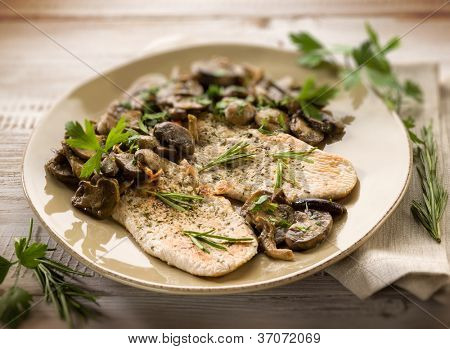 filetto di pollo con saltati ai funghi, selettivo fuoco