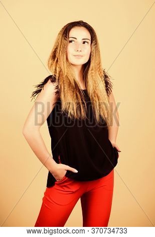 Hair Crimping Method Styling Hair Become Wavy. Voluminous Crimped Hair. Curling And Crimping Hair. H