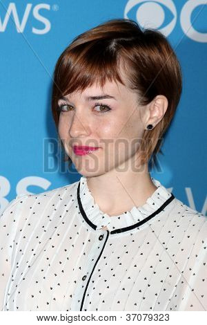 LOS ANGELES - 15 SEP : Renée Felice Smith arrive à la CBS 2012 automne Premiere partie à Greystone M