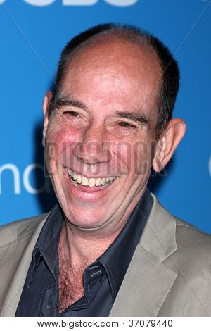 LOS ANGELES - 15 SEP: Miguel Ferrer arriveert op de CBS 2012 val première Party in Greystone Manor