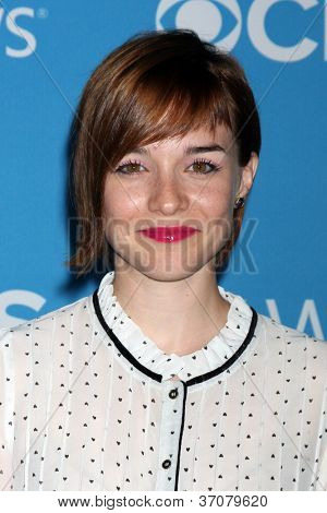 LOS ANGELES - 15 SEP : Renée Felice Smith arrive à la CBS 2012 automne Premiere partie à Greystone M