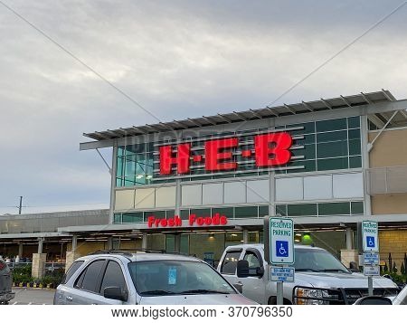 Seguin, Tx/usa - 2/24/20:  The Exterior Of A H-e-b Grocery Store In Seguin, Tx.