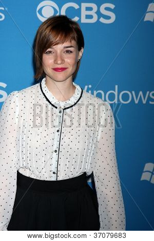 LOS ANGELES - 15 SEP : Renée Felice Smith arrive à la CBS 2012 automne Premiere partie à Greystone M