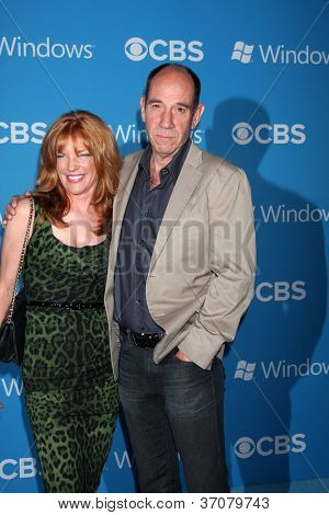 LOS ANGELES - 15 SEP: Miguel Ferrer arriveert op de CBS 2012 val première Party in Greystone Manor