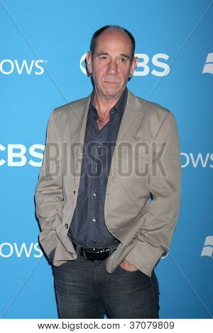 LOS ANGELES - 15 SEP: Miguel Ferrer arriveert op de CBS 2012 val première Party in Greystone Manor