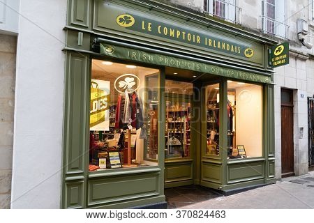 Bordeaux , Aquitaine / France - 03 07 2020 : Le Comptoir Irlandais Logo Sign Store Specialised Shop 