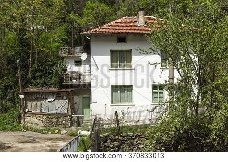 Pirin, Bulgaria -  May 2, 2014: Old Houses In Village Of Pirin, Blagoevgrad Region, Bulgaria