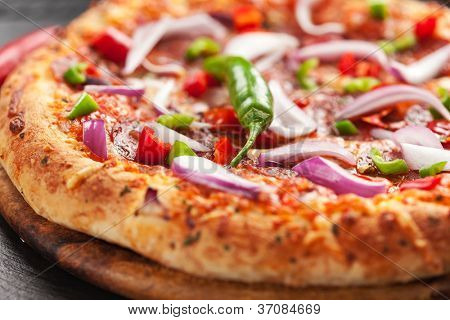 Pizza mexicana de tradição com pimentão, salame e cebola