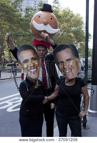 NUEVA YORK - el 17 de septiembre: Manifestantes llevaban máscaras Barrack Obama y Mitt Romney, estrechándole la mano en 1 año 