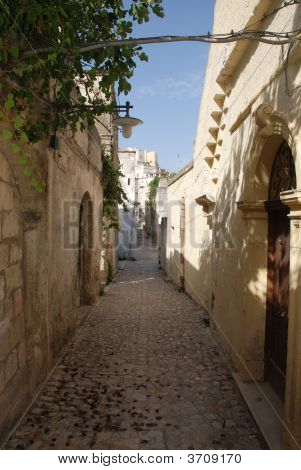 Skyggefuld gade i Barisano Sassi
