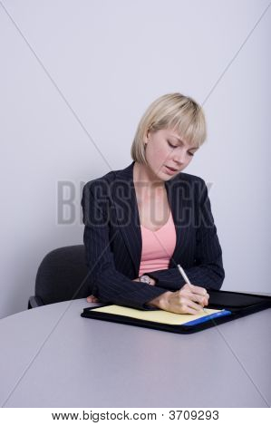 女性書面で彼女のノート