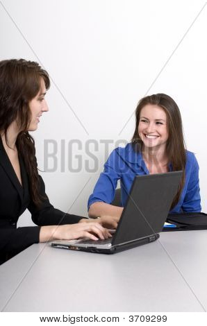 コンピューターでの作業の女性