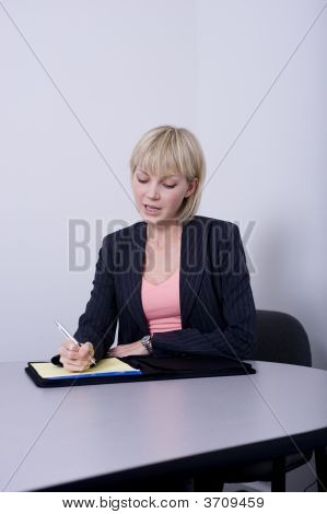 デスクでの女性