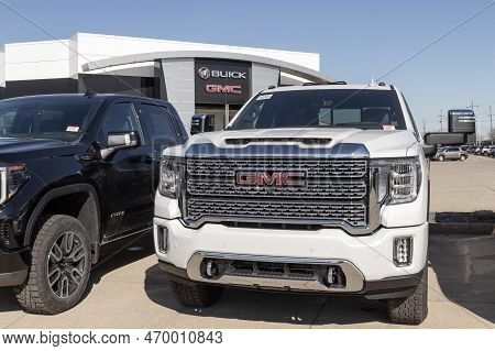 Lafayette - Circa February 2023: Gmc Sierra 2500 Hd Denali Display At A Dealership. Gmc Offers The S