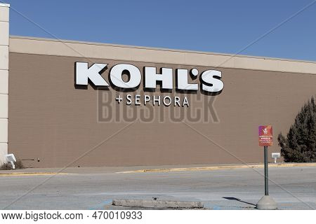 Lafayette - Circa February 2023: Kohl's Retail Store Location. Kohl's Has Partnered With Cosmetics G