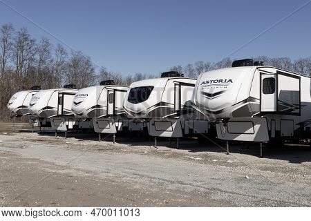 Russiaville - Circa February 2023: Astoria Turnkey Fifth Wheel Rv Display. Astoria Is A Division Of 