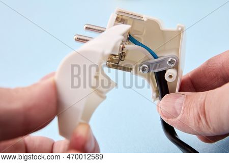Diy Installation Of Folding Electric Plug On An Electric Cord.