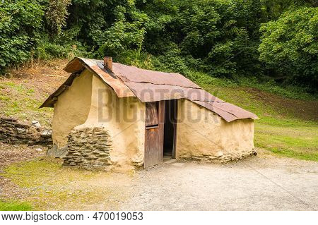 Arrowtown, Otago, New Zealand - 20th December 2022: A Small House In The Chinese Gold Mining Settlem