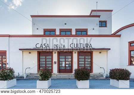 Tresigallo,italy-may 2, 2021:strollin Among The Historical Buildings In Tresigallo During A Cloudy D