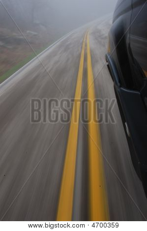 Excès de vitesse voiture route flou