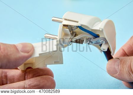 Folding Or Collapsible Electric Plug For Power Cord.