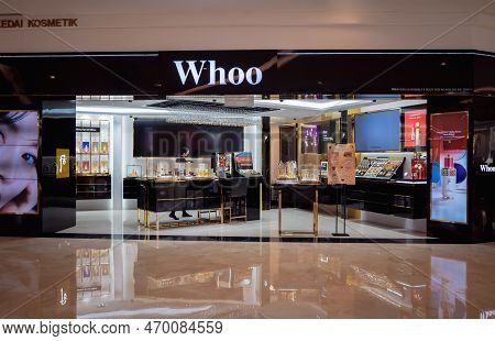 Kuala Lumpur, Malaysia - December 04, 2022: Whoo Brand Retail Shop Logo Signboard On The Storefront 