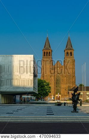 Arnhem, The Netherlands - August 23, 2013: Urban Scene, View Of The Town Hall And Architecture In Th