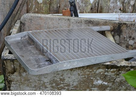 A Scramper Solitaria Forgotten In The Construction, After Fulfilling Its Role, This Item Has Been Re