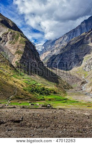 เทือกเขาหิมาลัยและแนวหิมาลัยในหุบเขา Lahaul อินเดีย