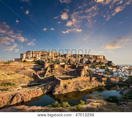 Mehrangarh Fort และทะเลสาบ Padamsar Talab และ Ranisar Talab ในซันเซ็ท โชติปุระ รัฐราชสถาน อินเดีย
