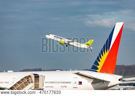 Zurich, Switzerland, January 20,2023 Air Baltic Bombardier Cs-300 Or A220 Is Taking Off Behind A Phi