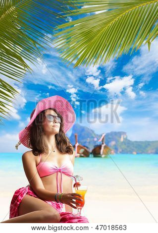 Jovem mulher 9º na praia no resort exótico
